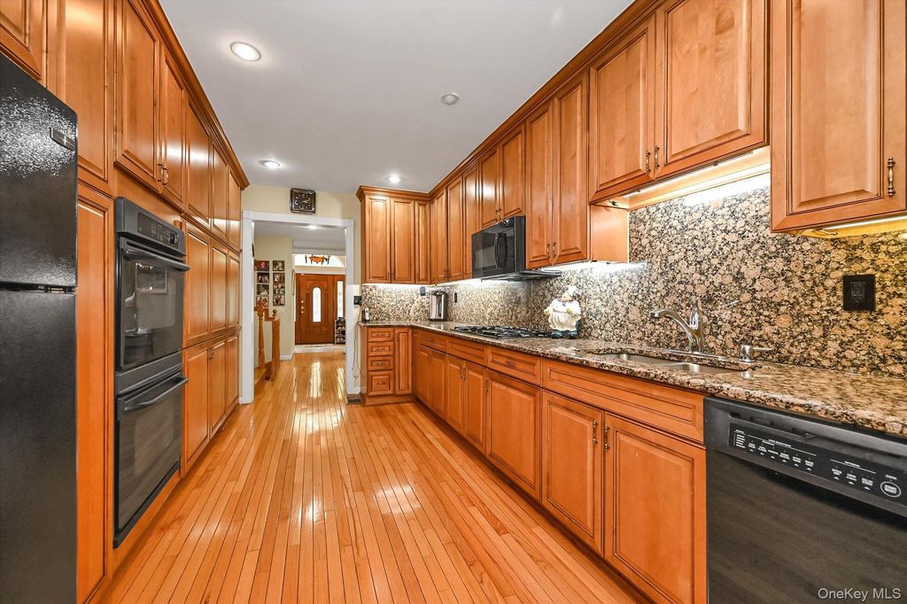 18433 Tudor Road, Jamaica Estates, NY 11432 — photo 5