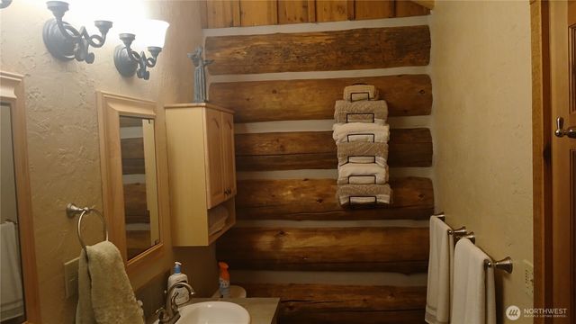 40 E Seahawks Way, Belfair, WA 98528