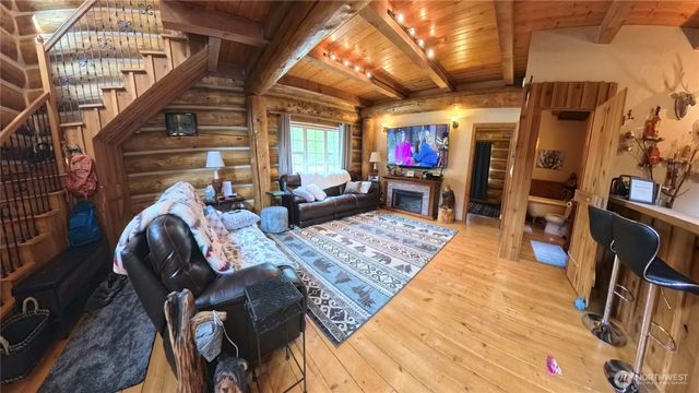 40 E Seahawks Way, Belfair, WA 98528