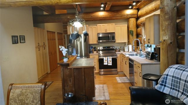 40 E Seahawks Way, Belfair, WA 98528