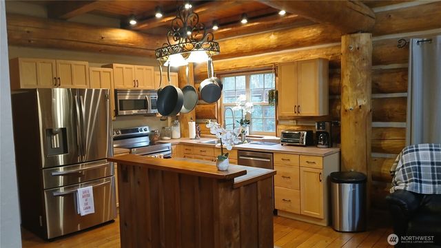 40 E Seahawks Way, Belfair, WA 98528