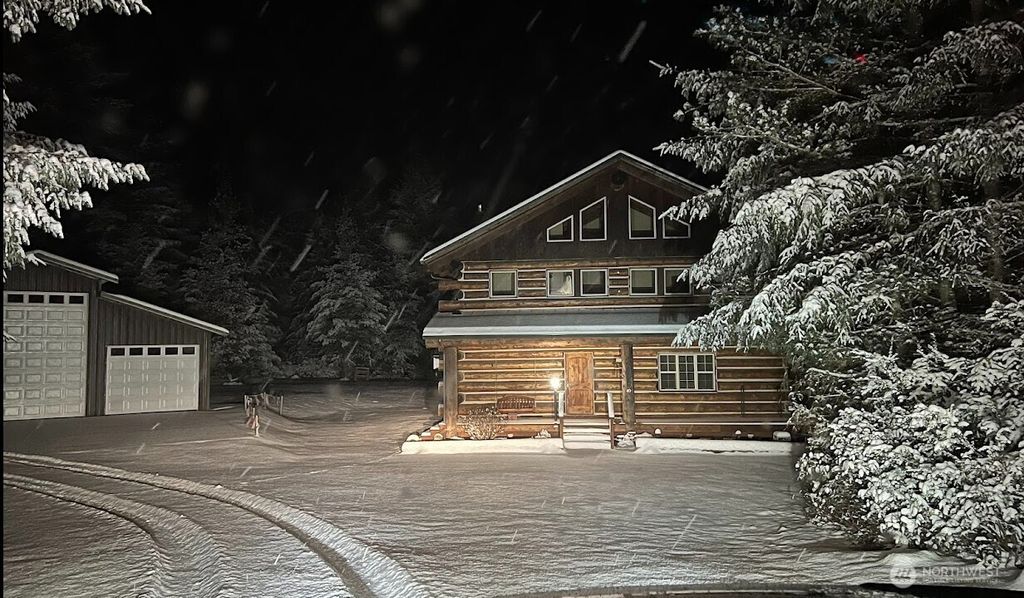 40 E Seahawks Way, Belfair, WA 98528