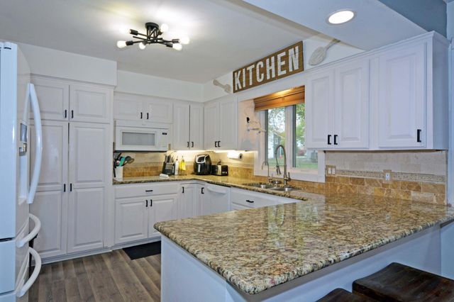 1560 Rhode Island Avenue N, Golden Valley, MN 55427