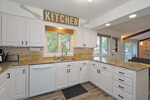 1560 Rhode Island Avenue N, Golden Valley, MN 55427