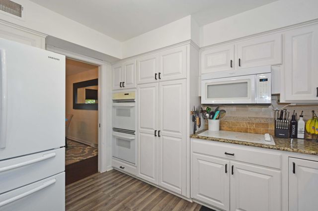 1560 Rhode Island Avenue N, Golden Valley, MN 55427