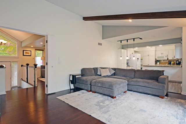 1560 Rhode Island Avenue N, Golden Valley, MN 55427