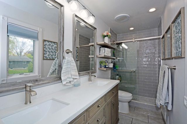 1560 Rhode Island Avenue N, Golden Valley, MN 55427