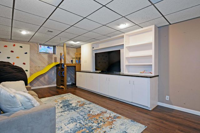 1560 Rhode Island Avenue N, Golden Valley, MN 55427