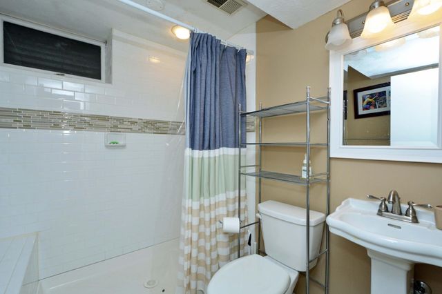 1560 Rhode Island Avenue N, Golden Valley, MN 55427