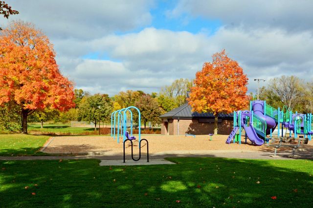 1560 Rhode Island Avenue N, Golden Valley, MN 55427