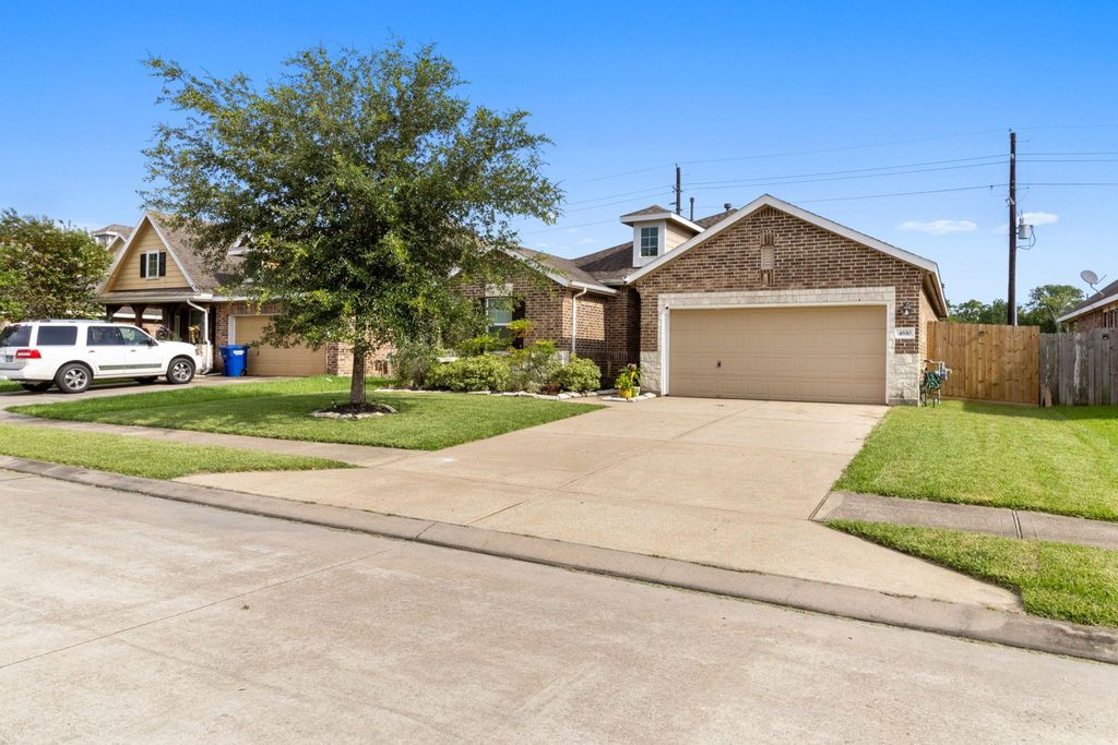 4610 Legends Bay Drive, Baytown, TX 77523