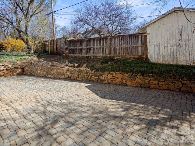 9 S Woodward Avenue, Asheville, NC 28804