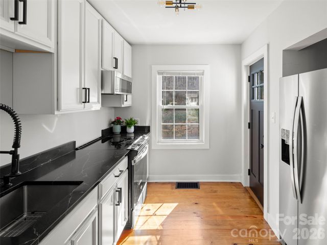 9 S Woodward Avenue, Asheville, NC 28804