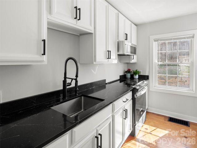 9 S Woodward Avenue, Asheville, NC 28804