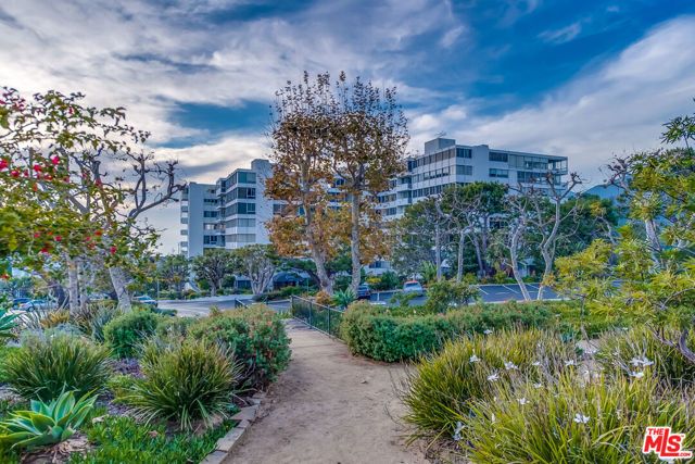 17352 W Sunset Boulevard 301, Pacific Palisades (los Angeles), CA 90272