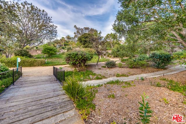 17352 W Sunset Boulevard 301, Pacific Palisades (los Angeles), CA 90272