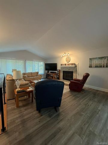 825 Rowlinson Lane, Ortonville, MI 48462