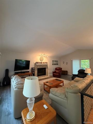825 Rowlinson Lane, Ortonville, MI 48462