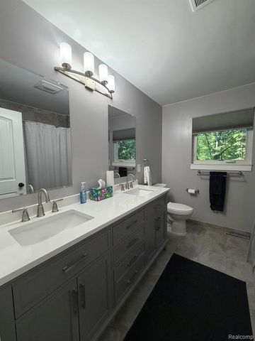 825 Rowlinson Lane, Ortonville, MI 48462