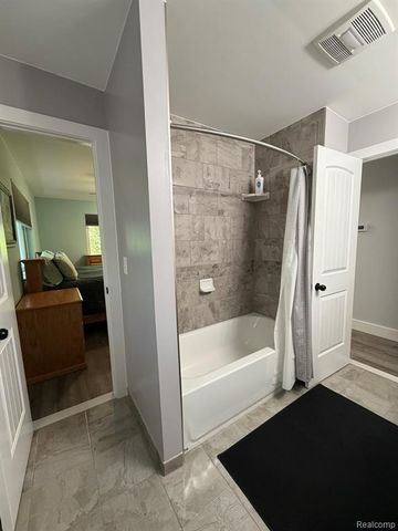 825 Rowlinson Lane, Ortonville, MI 48462
