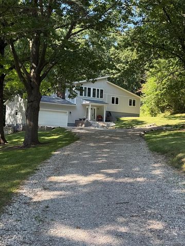 825 Rowlinson Lane, Ortonville, MI 48462
