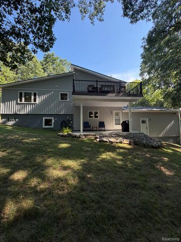 825 Rowlinson Lane, Ortonville, MI 48462