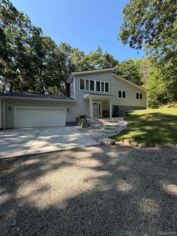 825 Rowlinson Lane, Ortonville, MI 48462