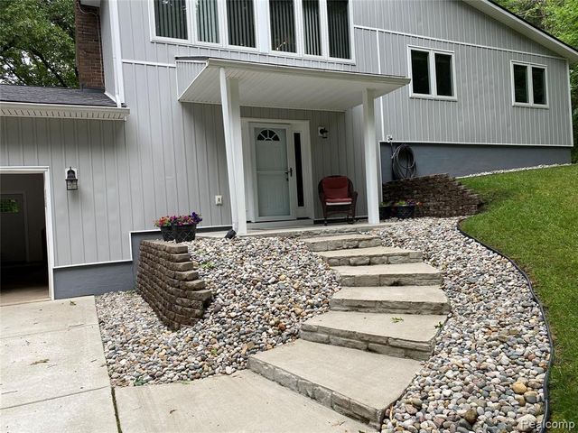 825 Rowlinson Lane, Ortonville, MI 48462