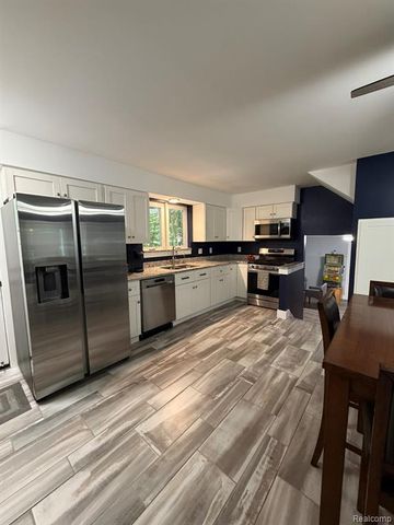 825 Rowlinson Lane, Ortonville, MI 48462