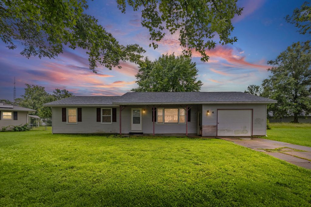 Image 1 of property listing at 6 Edgebrook Street, Centralia, IL 62801