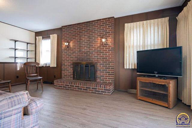 4001 NW Pocahontas DR, Topeka, KS 66618