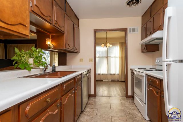 4001 NW Pocahontas DR, Topeka, KS 66618