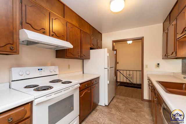 4001 NW Pocahontas DR, Topeka, KS 66618