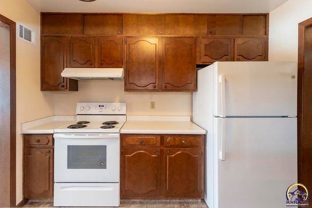 4001 NW Pocahontas DR, Topeka, KS 66618