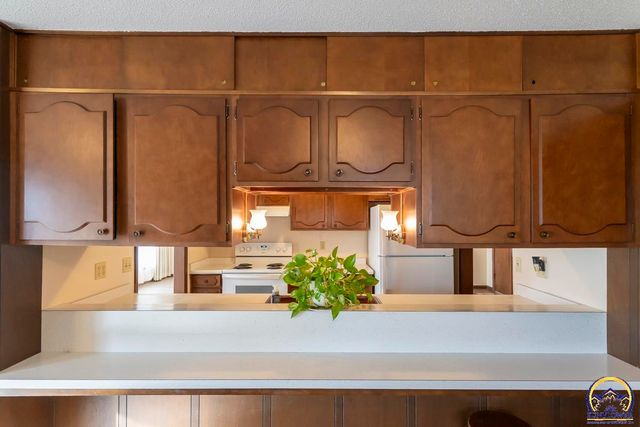 4001 NW Pocahontas DR, Topeka, KS 66618