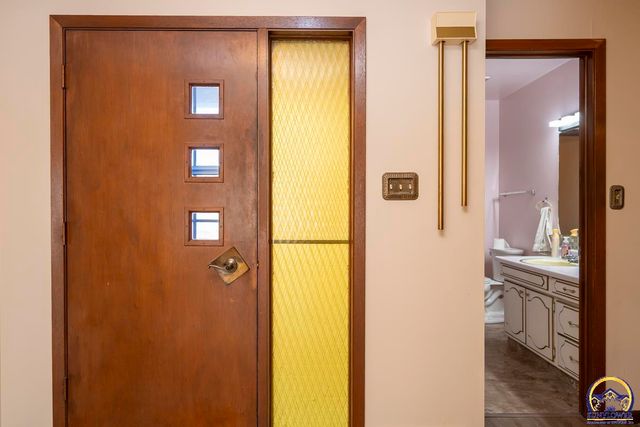 4001 NW Pocahontas DR, Topeka, KS 66618