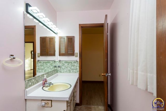 4001 NW Pocahontas DR, Topeka, KS 66618