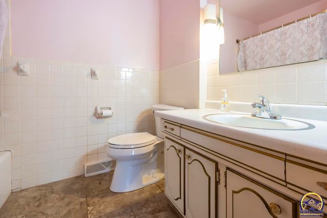 4001 NW Pocahontas DR, Topeka, KS 66618