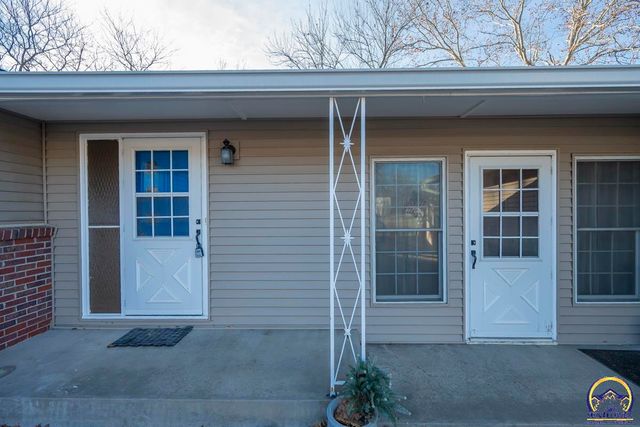 4001 NW Pocahontas DR, Topeka, KS 66618