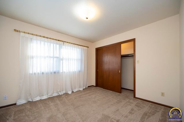 4001 NW Pocahontas DR, Topeka, KS 66618