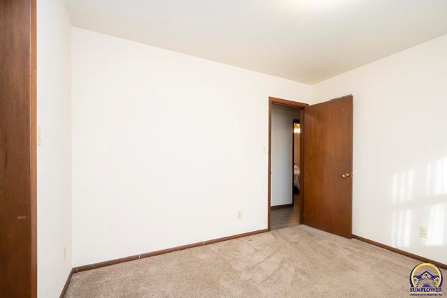 4001 NW Pocahontas DR, Topeka, KS 66618