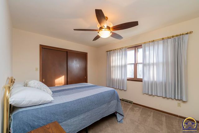 4001 NW Pocahontas DR, Topeka, KS 66618