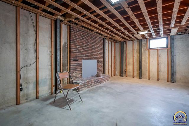 4001 NW Pocahontas DR, Topeka, KS 66618