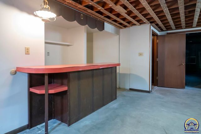 4001 NW Pocahontas DR, Topeka, KS 66618