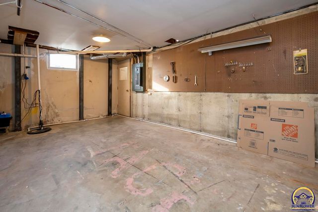 4001 NW Pocahontas DR, Topeka, KS 66618