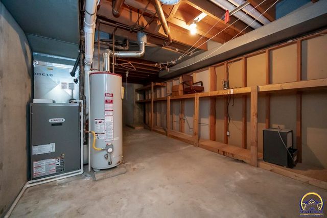 4001 NW Pocahontas DR, Topeka, KS 66618