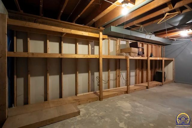 4001 NW Pocahontas DR, Topeka, KS 66618