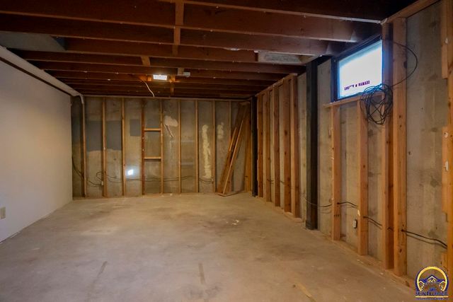 4001 NW Pocahontas DR, Topeka, KS 66618