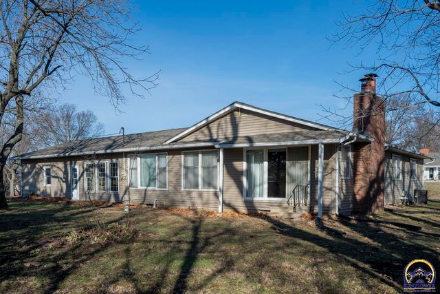 4001 NW Pocahontas DR, Topeka, KS 66618