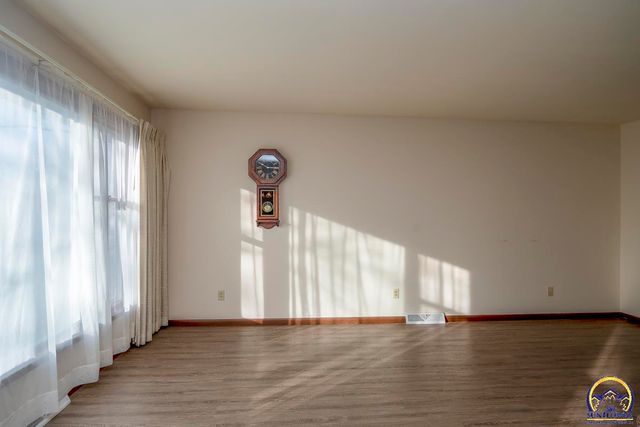 4001 NW Pocahontas DR, Topeka, KS 66618